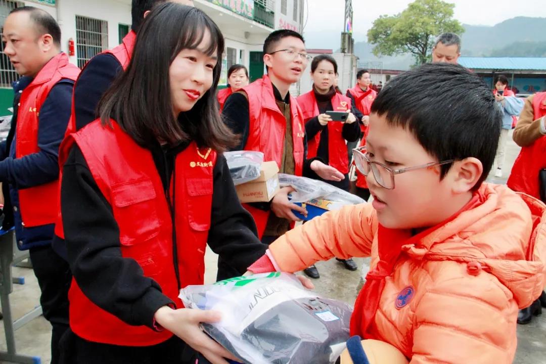 湖南保安服務(wù),墻外高空清洗服務(wù),湖南保利天創(chuàng)物業(yè)發(fā)展有限公司