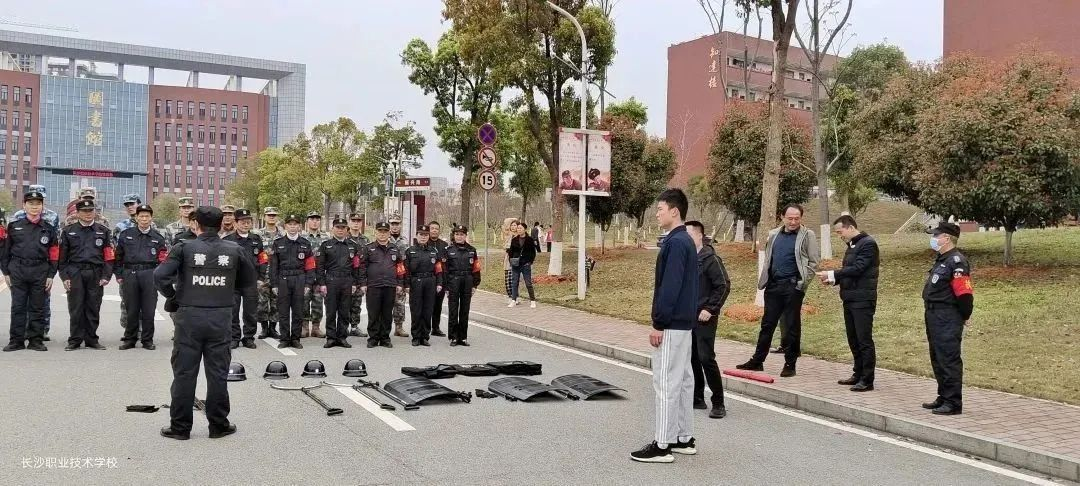 湖南保安服務(wù),墻外高空清洗服務(wù),湖南保利天創(chuàng)物業(yè)發(fā)展有限公司