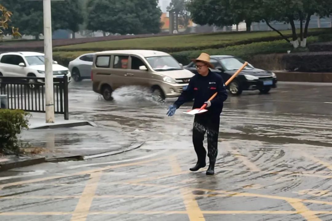 湖南保安服務(wù),墻外高空清洗服務(wù),湖南保利天創(chuàng)物業(yè)發(fā)展有限公司