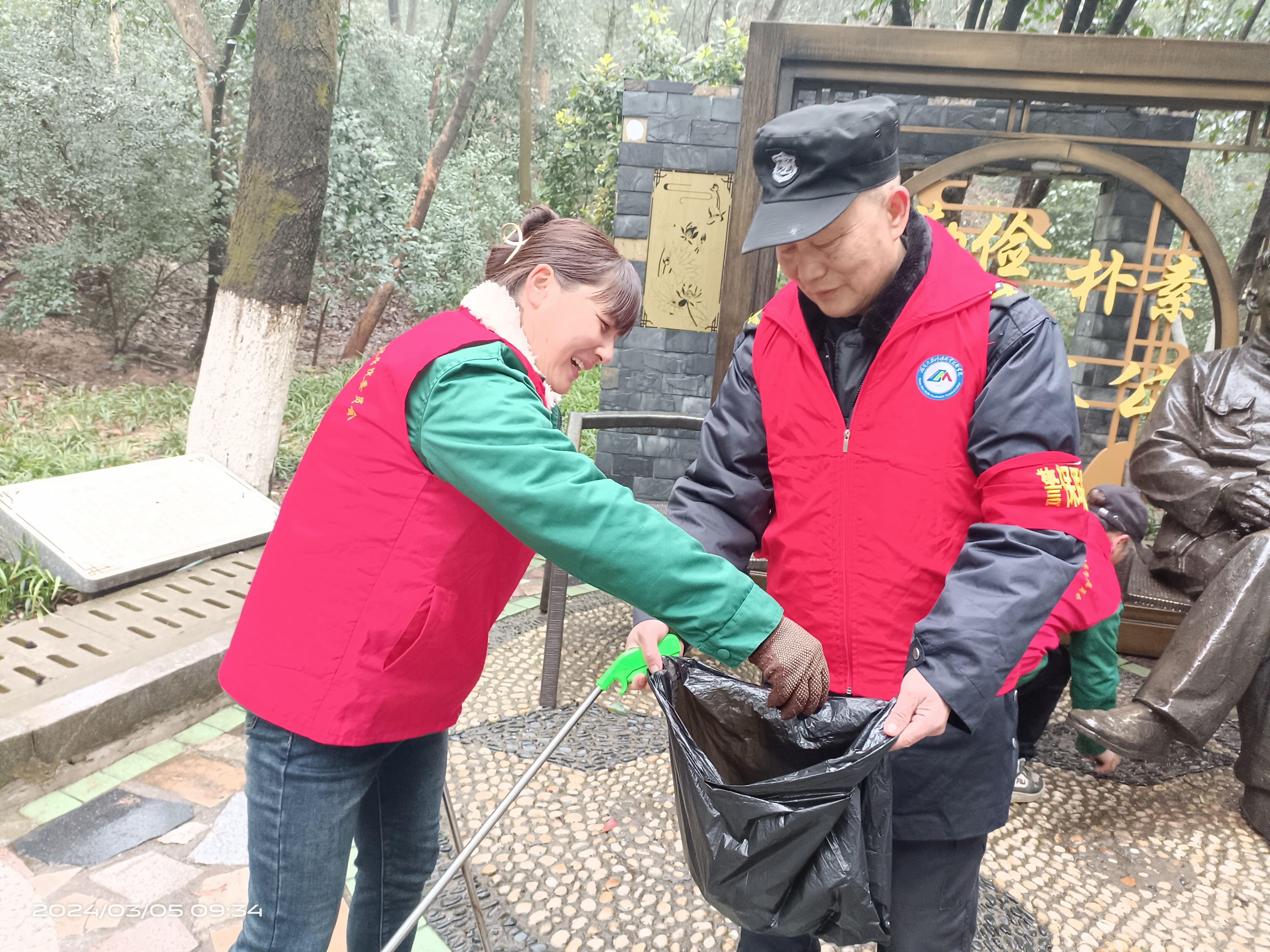 湖南保安服務(wù),墻外高空清洗服務(wù),湖南保利天創(chuàng)物業(yè)發(fā)展有限公司