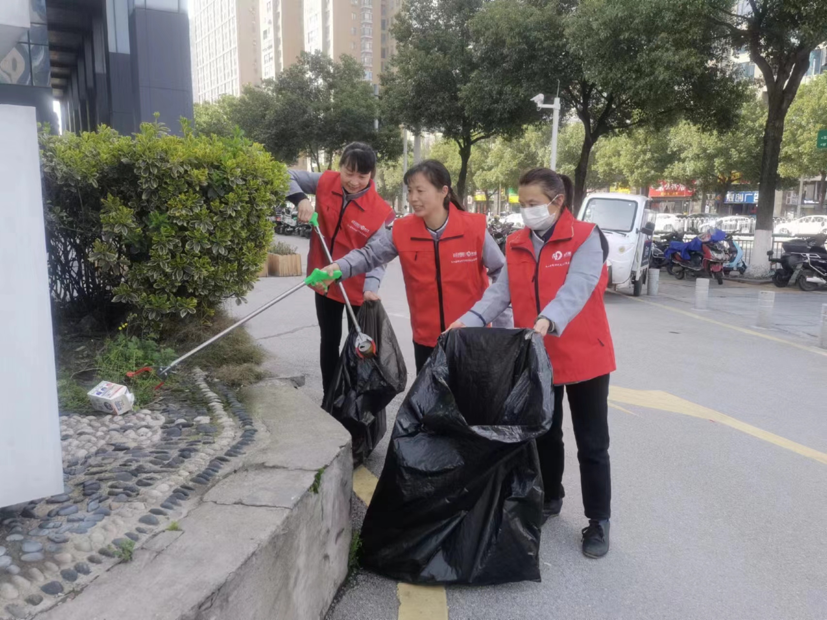 湖南保安服務(wù),墻外高空清洗服務(wù),湖南保利天創(chuàng)物業(yè)發(fā)展有限公司